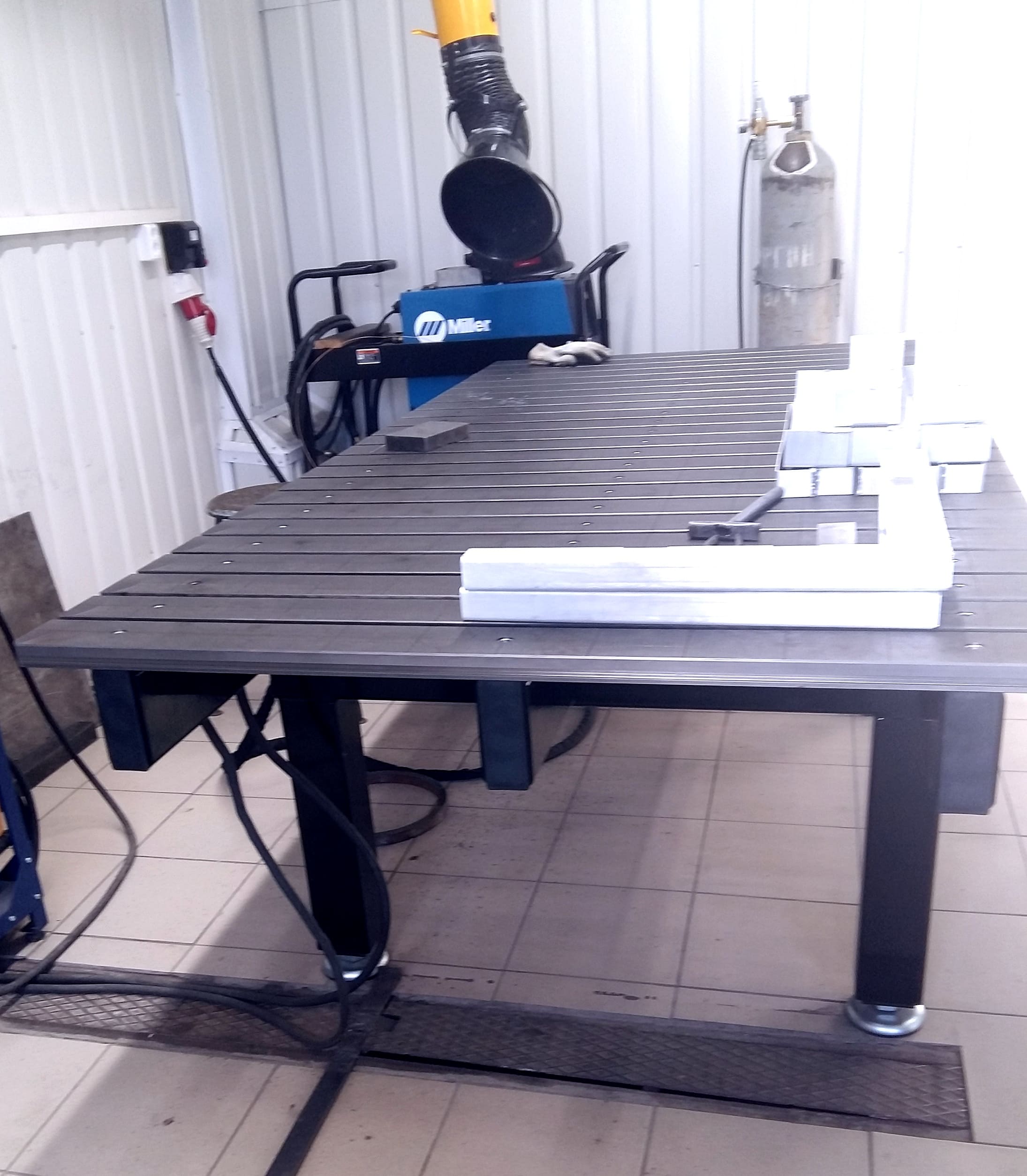 3D-стол универсальный и сварочно-сборочный FORSTER 2400x1200xx835 с комплектом